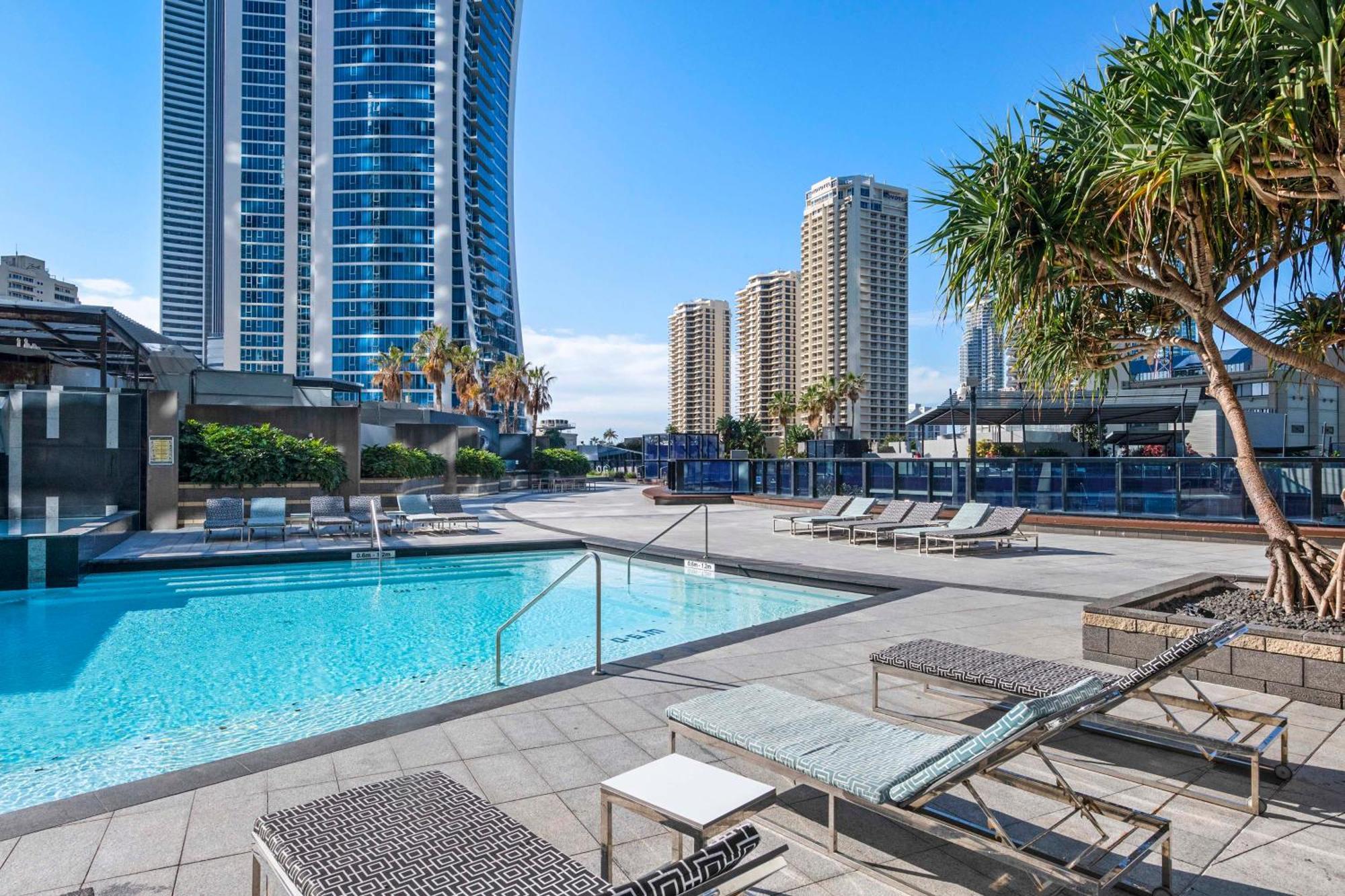 Circle On Cavill Sky High Ocean View Sub-penthouses - Self Contained & Privately Managed - Wow Apartment